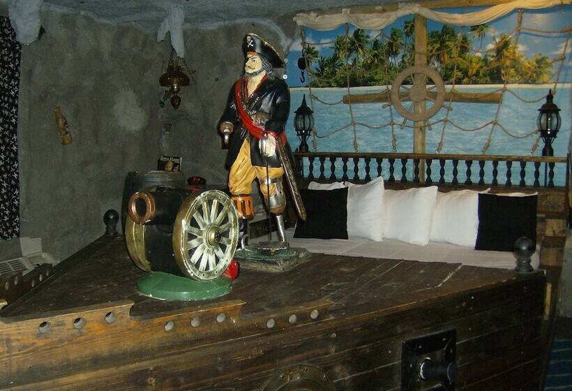 בית מלון כפרי Days Inn & Suites By Wyndham Terre Haute