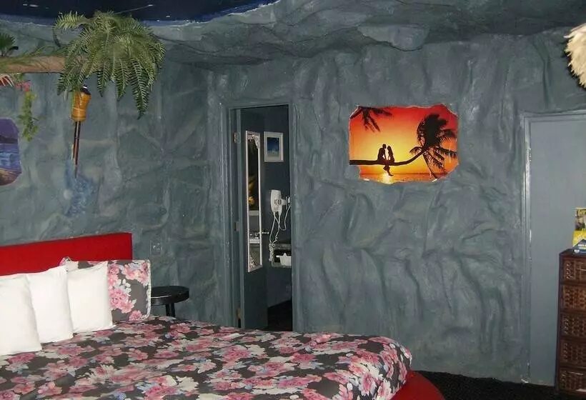 Отель Days Inn & Suites By Wyndham Terre Haute