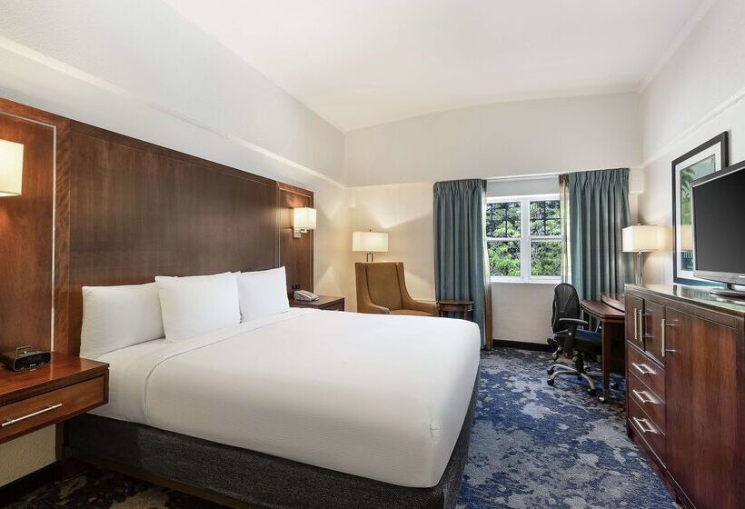 هتل Doubletree By Hilton Cape Cod Hyannis