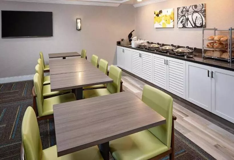 Отель Residence Inn By Marriott Tysons