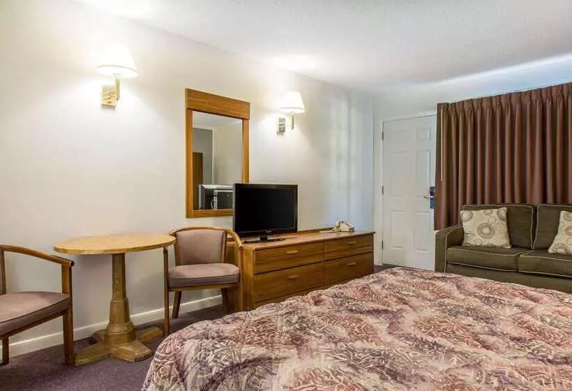 Отель Rodeway Inn Waterford  New London