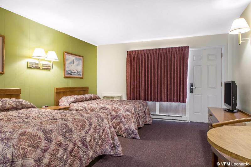 בית מלון כפרי Rodeway Inn Waterford New London