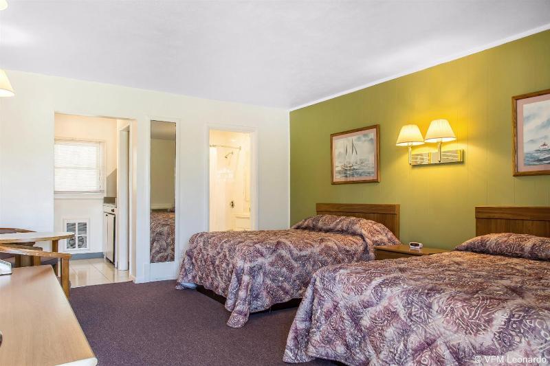 בית מלון כפרי Rodeway Inn Waterford New London