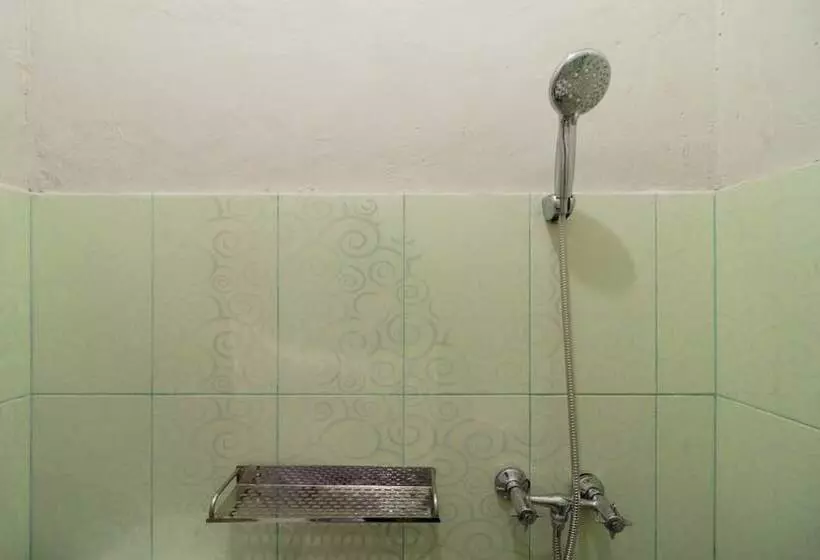 Hotelli Reddoorz Near Cikampek Mall Karawang