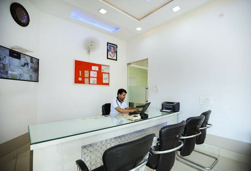 호텔 Azad Garden By Oyo Rooms