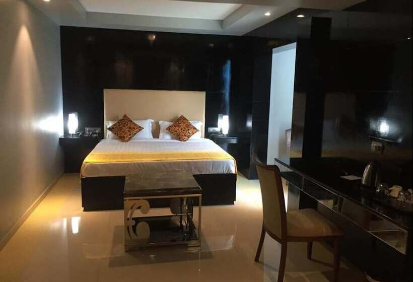 Otel Le Raj Courtyard