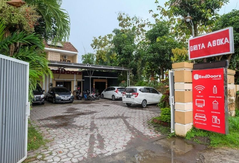 Hotel Reddoorz Syariah @ Colomadu 2