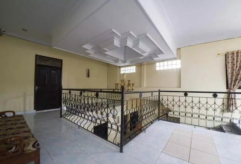 ホテル Reddoorz Syariah Near Rsud Ainun Habibie Gorontalo