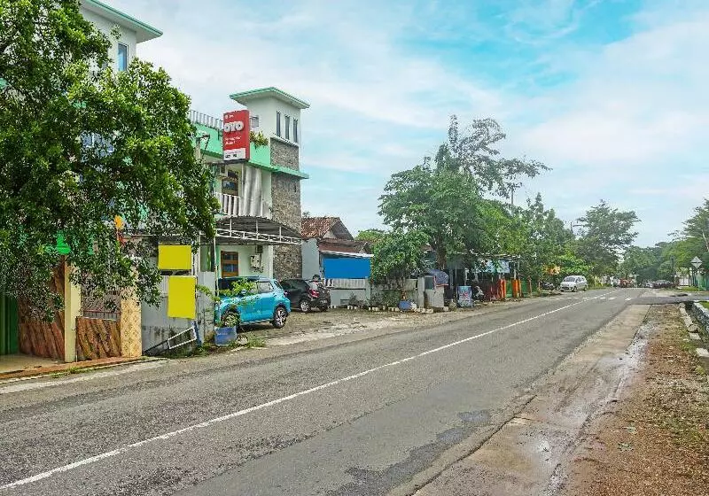 Hotelli Pemondokan Alvaro 2 By Oyo Rooms