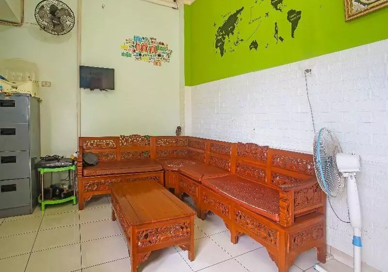 Hotelli Pemondokan Alvaro 2 By Oyo Rooms