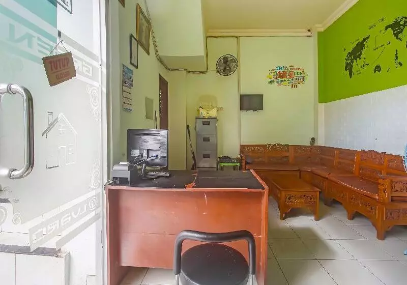 Hotelli Pemondokan Alvaro 2 By Oyo Rooms