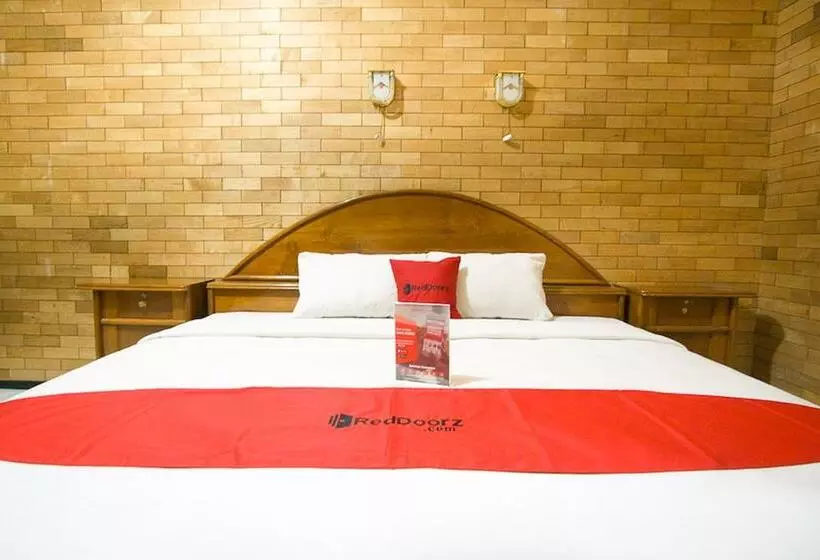 هتل Reddoorz Plus @ Jalan Raya Pasir Putih