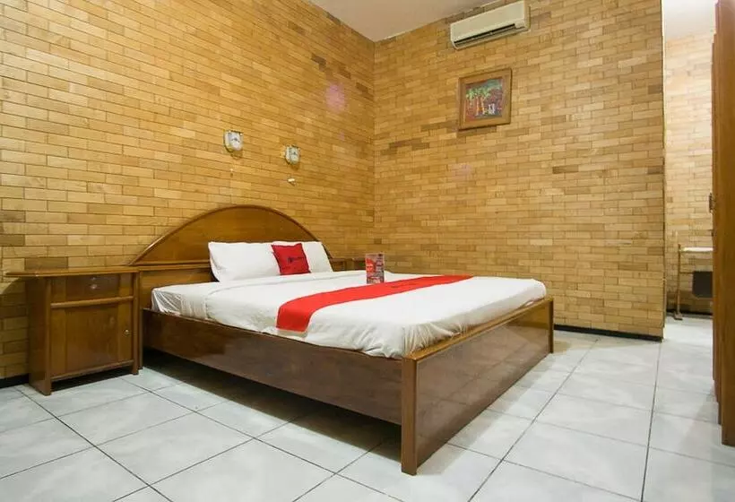 هتل Reddoorz Plus @ Jalan Raya Pasir Putih