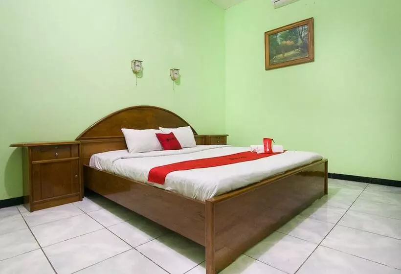 هتل Reddoorz Plus @ Jalan Raya Pasir Putih