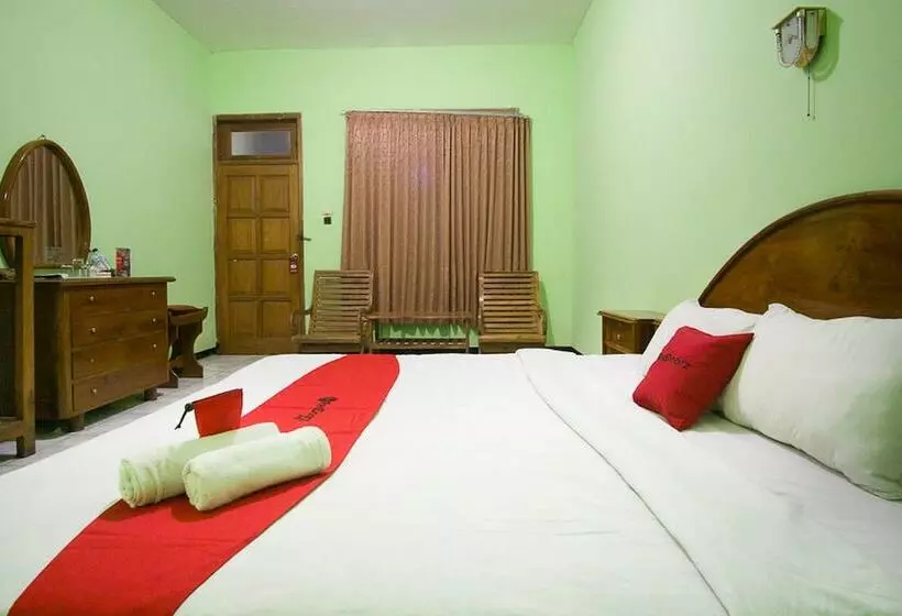 هتل Reddoorz Plus @ Jalan Raya Pasir Putih