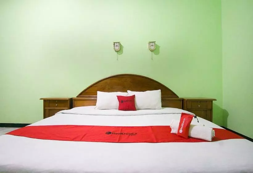 هتل Reddoorz Plus @ Jalan Raya Pasir Putih