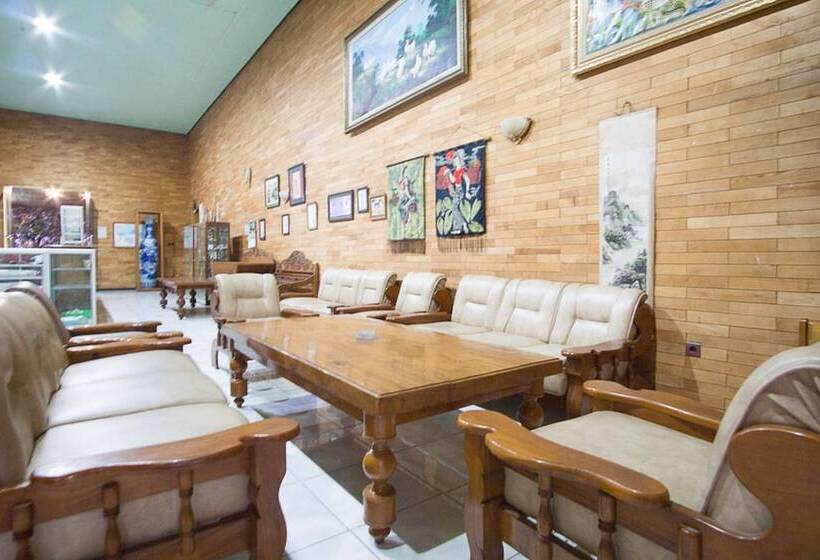 Szálloda Reddoorz Plus @ Jalan Raya Pasir Putih