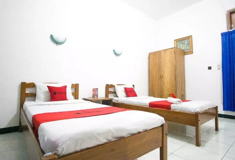 هتل Reddoorz Plus @ Jalan Raya Pasir Putih