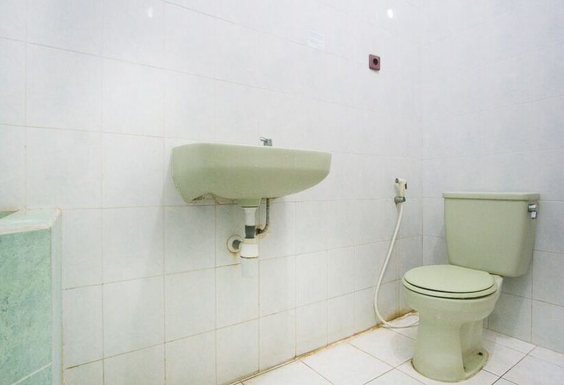 Szálloda Reddoorz Plus @ Jalan Raya Pasir Putih