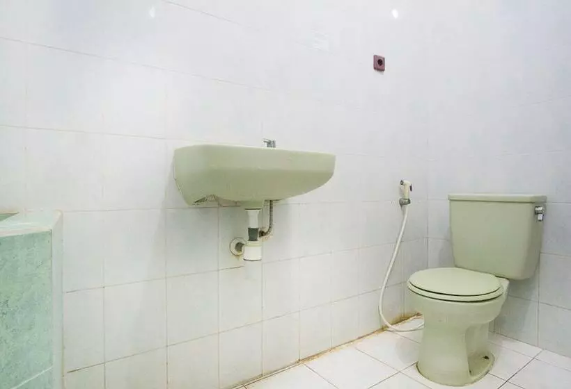 هتل Reddoorz Plus @ Jalan Raya Pasir Putih