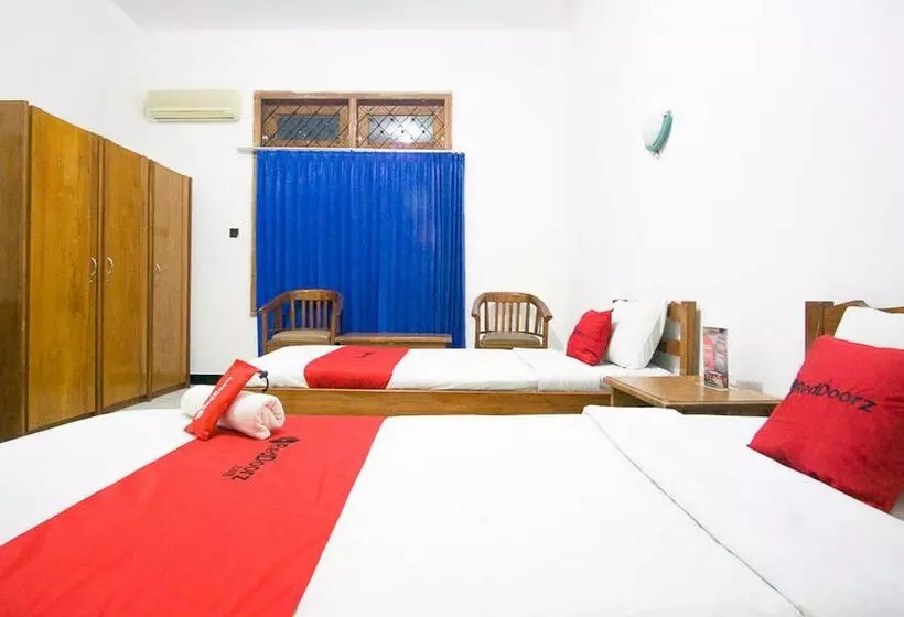 هتل Reddoorz Plus @ Jalan Raya Pasir Putih