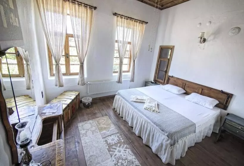 Birgi Hotel Saliha Hanim Tas Konak