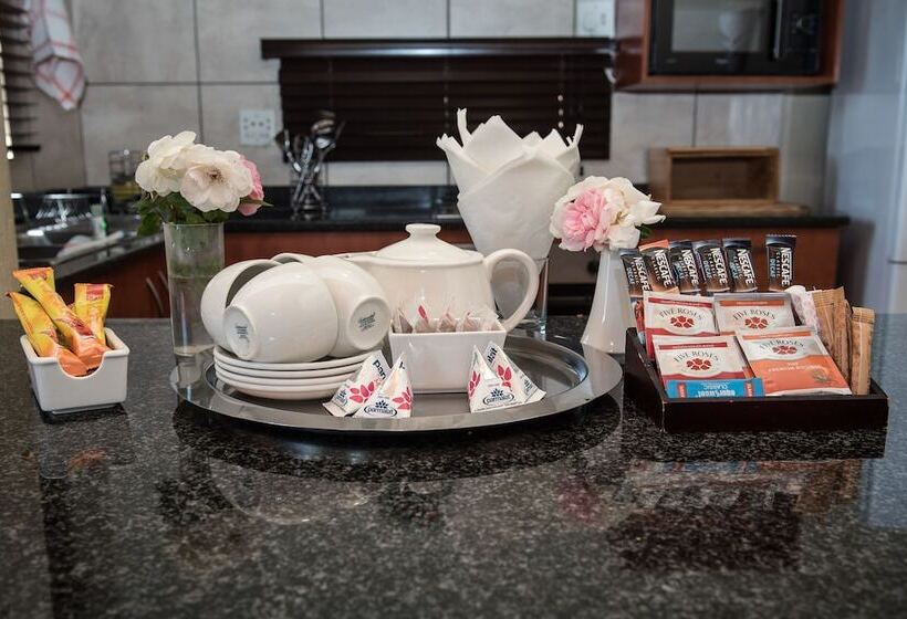 ホテル First Group Qwantani