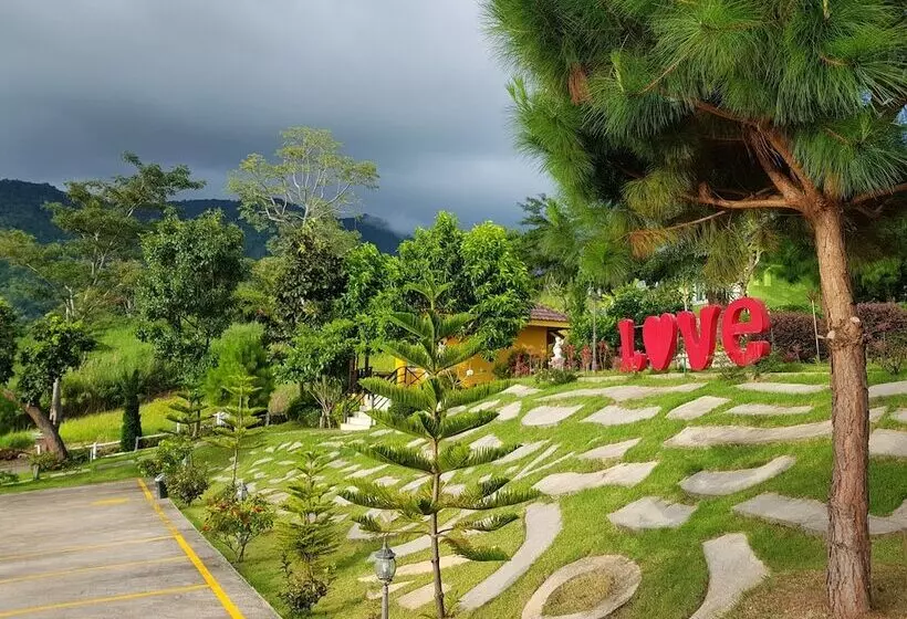Hotelli Foresta Hill Resort