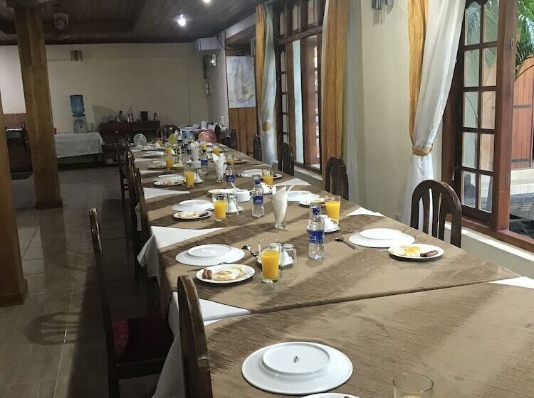 בית מלון כפרי Tikiri Villa Eco Resort