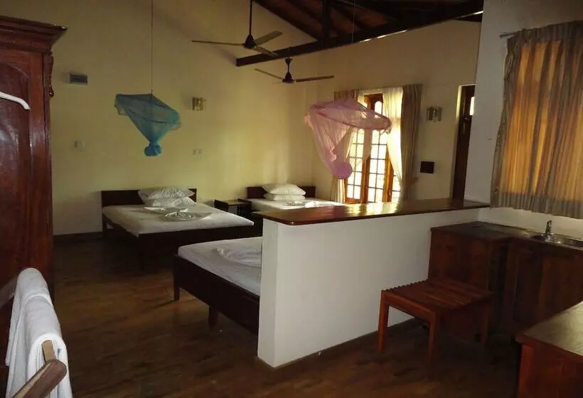 هتل Tikiri Villa Eco Resort