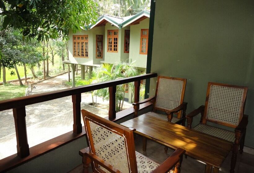 בית מלון כפרי Tikiri Villa Eco Resort