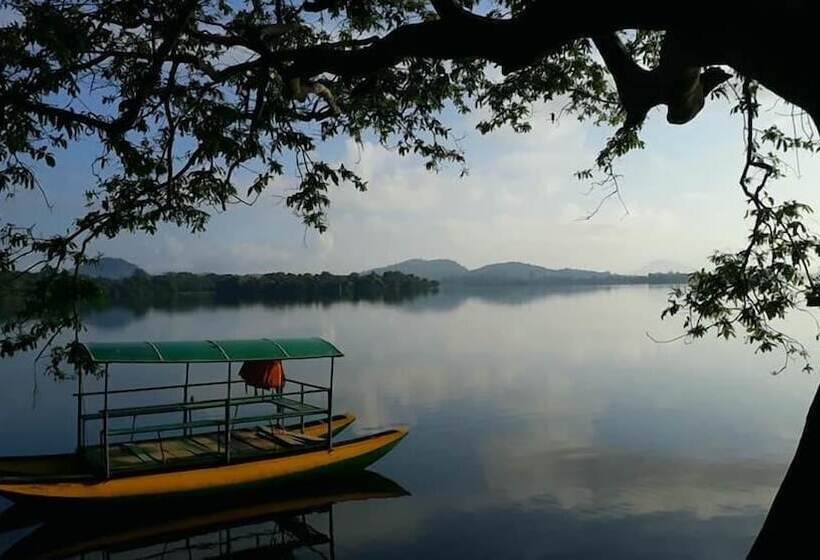 בית מלון כפרי Tikiri Villa Eco Resort