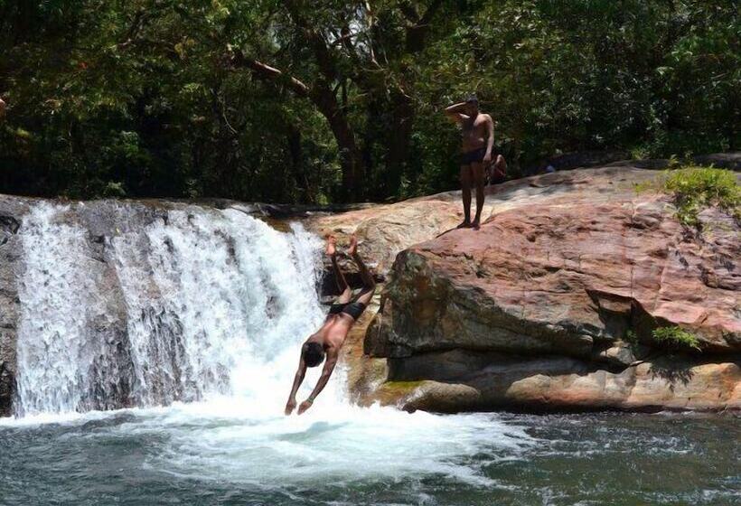 בית מלון כפרי Tikiri Villa Eco Resort