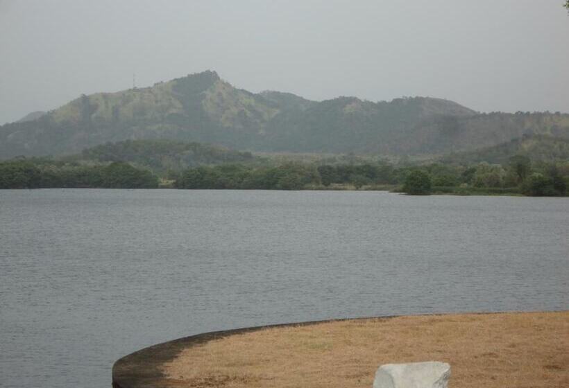 בית מלון כפרי Tikiri Villa Eco Resort