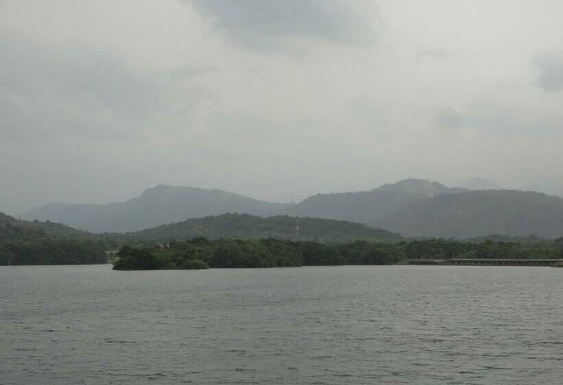 בית מלון כפרי Tikiri Villa Eco Resort