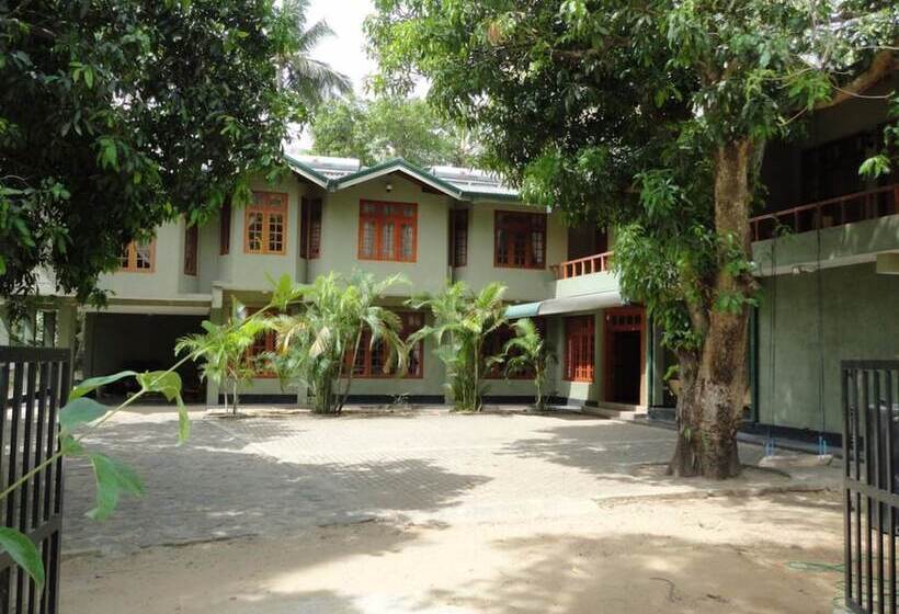 בית מלון כפרי Tikiri Villa Eco Resort