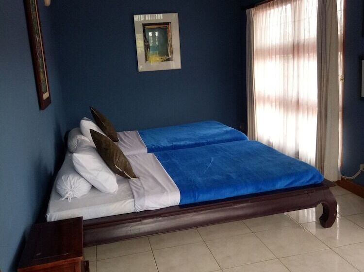 Bed and Breakfast Kembang Guest House