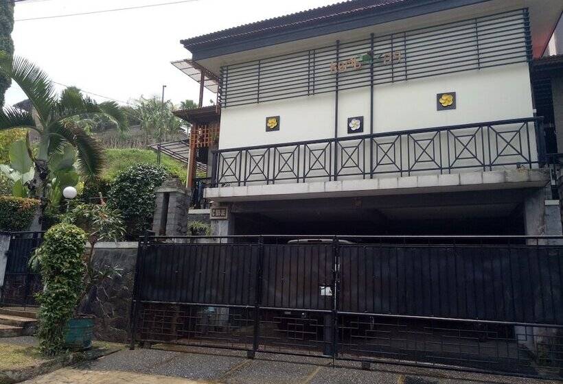 Bed and Breakfast Kembang Guest House