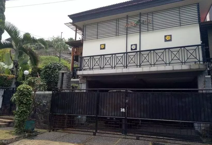 ベッドアンドブレックファースト Kembang Guest House