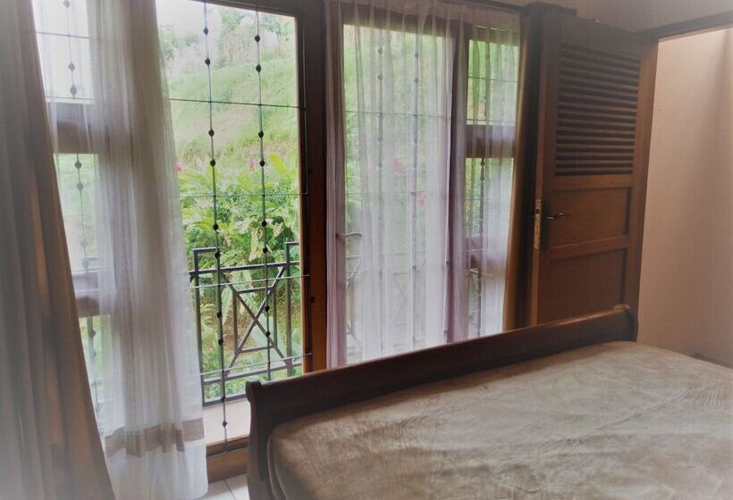 Bed and Breakfast Kembang Guest House