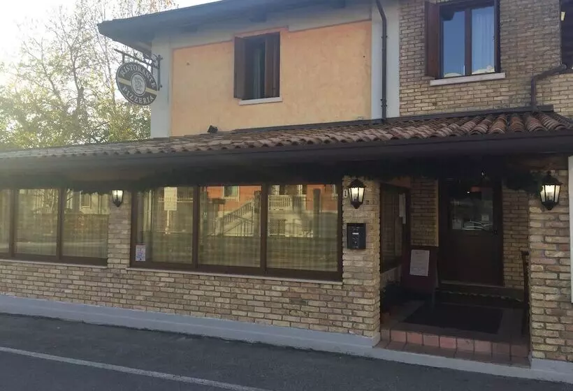 簡易ホテル Ristorante La Stazione