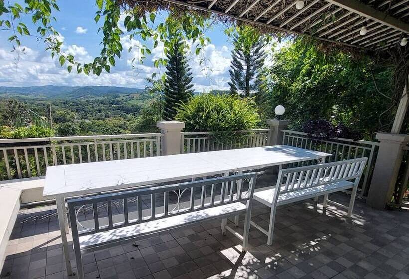 בית מלון כפרי Phukaew Resort & Adventure Park