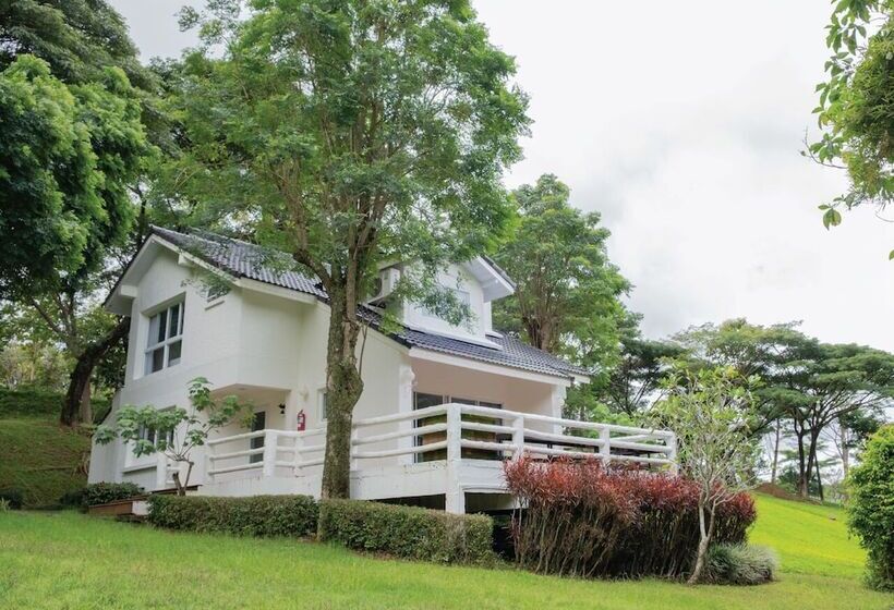 בית מלון כפרי Phukaew Resort & Adventure Park