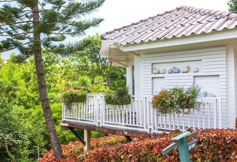 בית מלון כפרי Phukaew Resort & Adventure Park