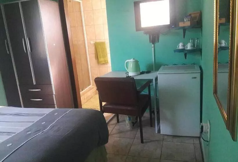 Aamiaismajoitus (B&B) Diphororo Guest House