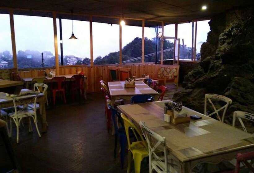 Отель The Cliffe Cafe & Cottages