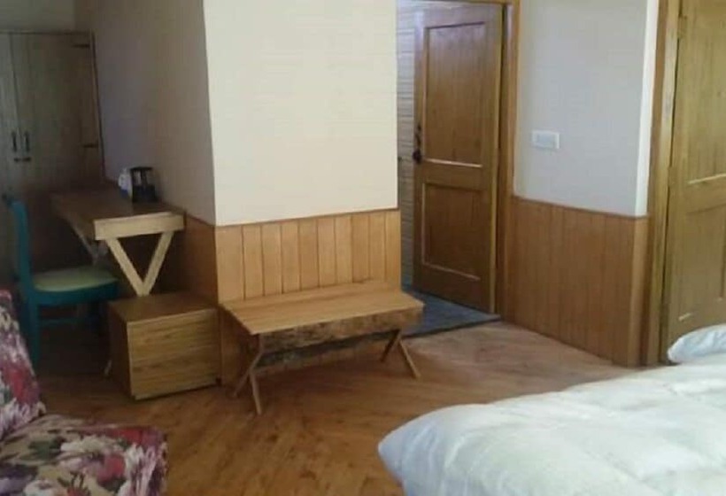 Отель The Cliffe Cafe & Cottages