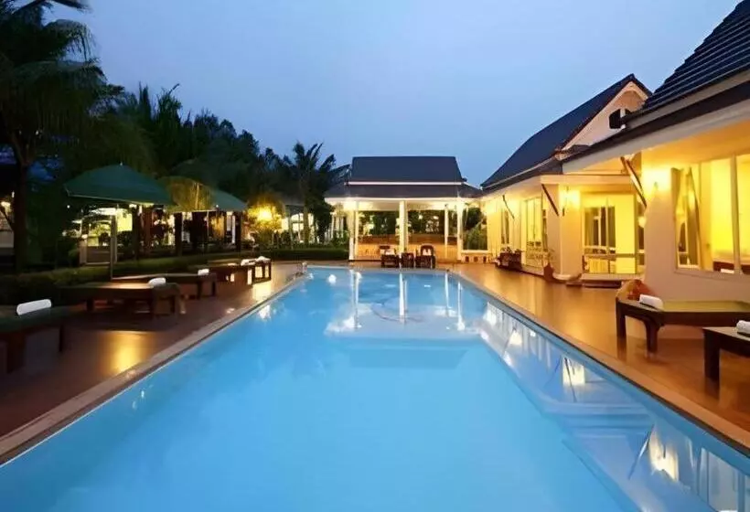 Hotelli The Forest Home Resort