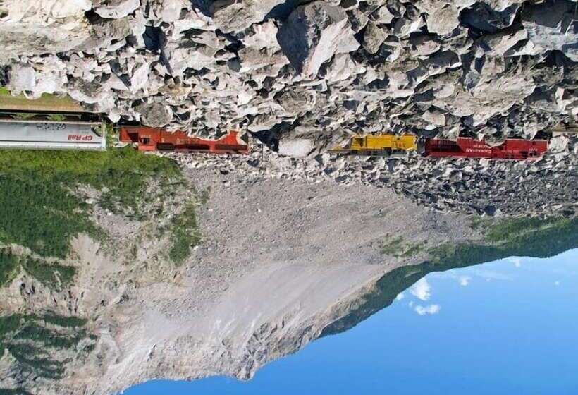 Castle Mountain Ski Lodge   Hostel