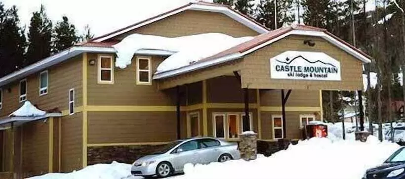 Castle Mountain Ski Lodge   Hostel